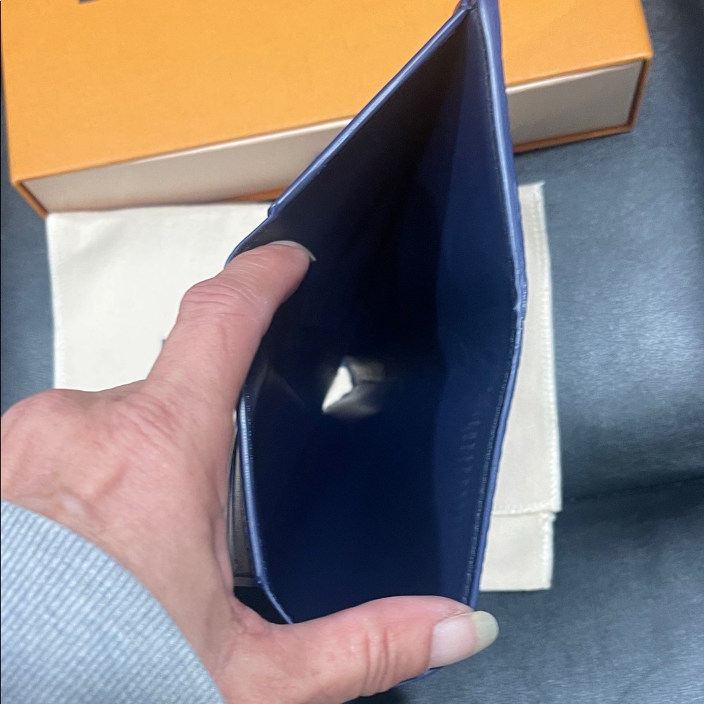 Louis Vuitton Capucines Compact
Maxi Wallet - Picture 14 of 15